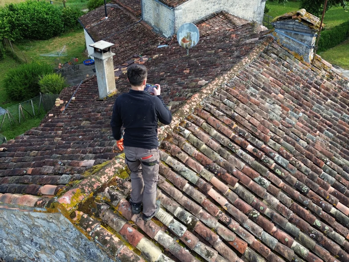 Contrôle d’une ancienne couverture en tuiles