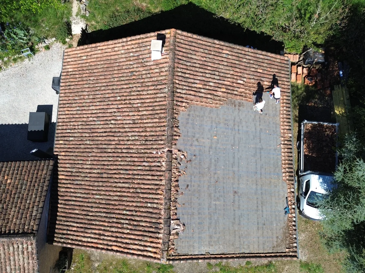 Rénovation d’une couverture en tuiles en cours