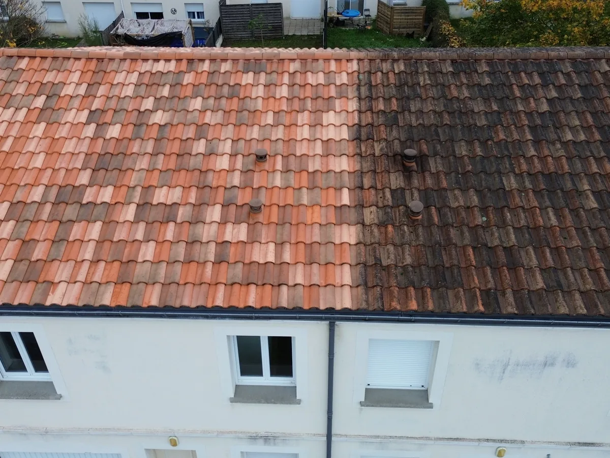 Nettoyage d’une toiture avec une différence visible entre les zones