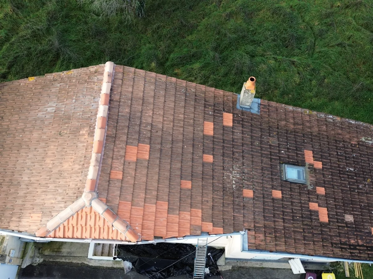 Vue aérienne d’une couverture en tuiles à contrôler
