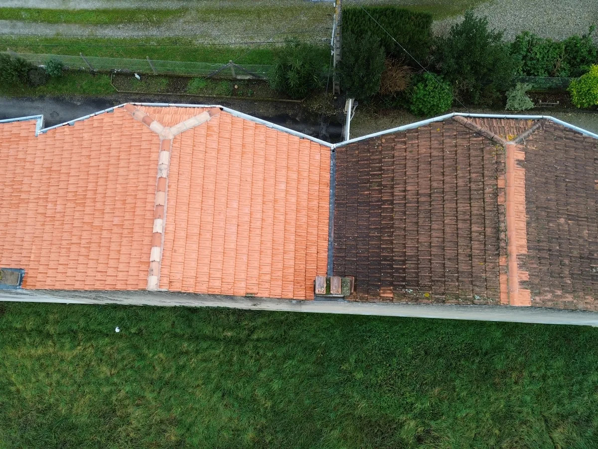 Toiture entretenue conservant la teinte naturelle des tuiles