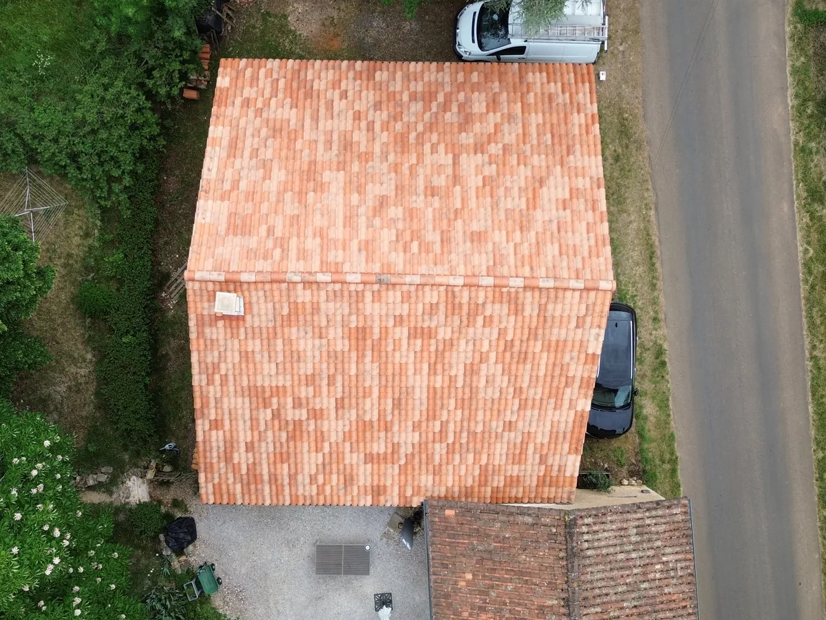 Couverture en tuiles rénovée photographiée par drone