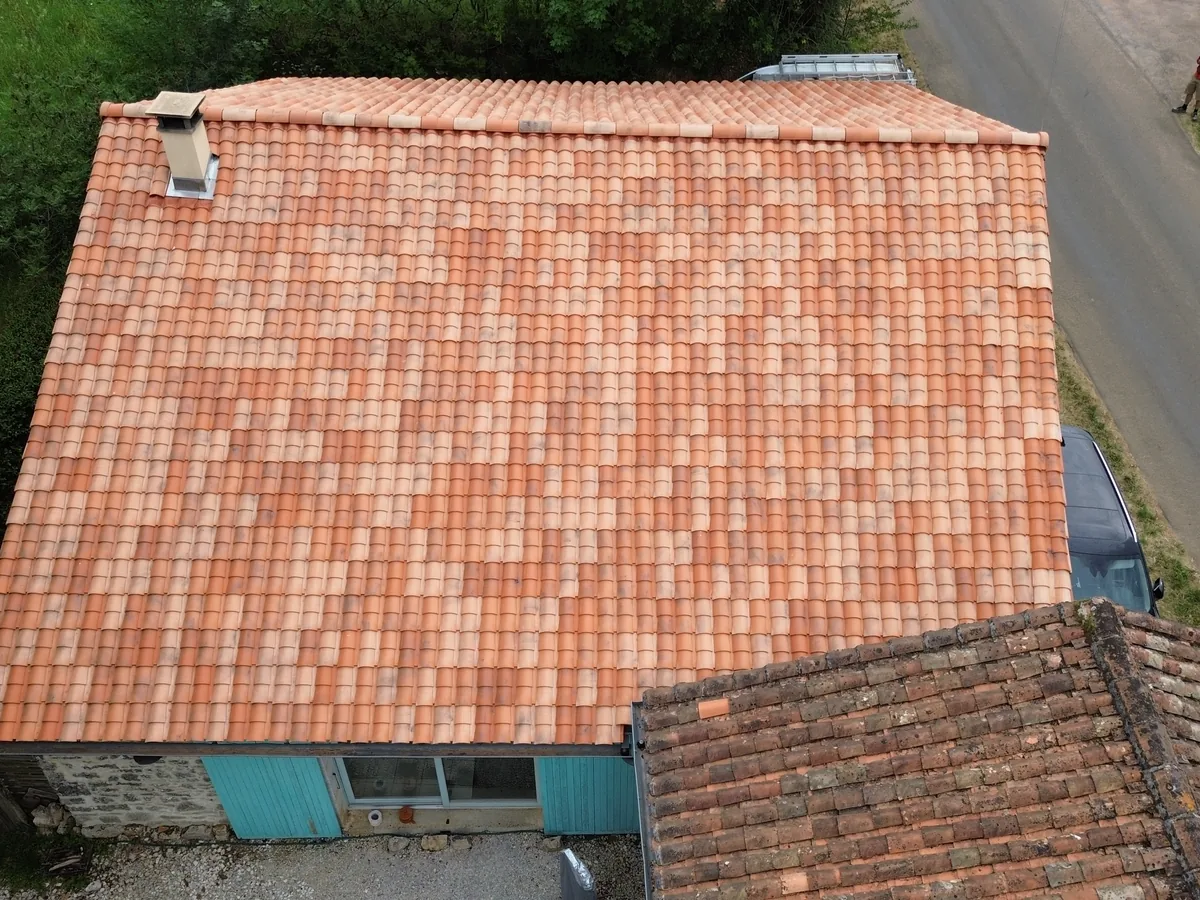 Toiture rénovée avec ses rives et évacuations visibles