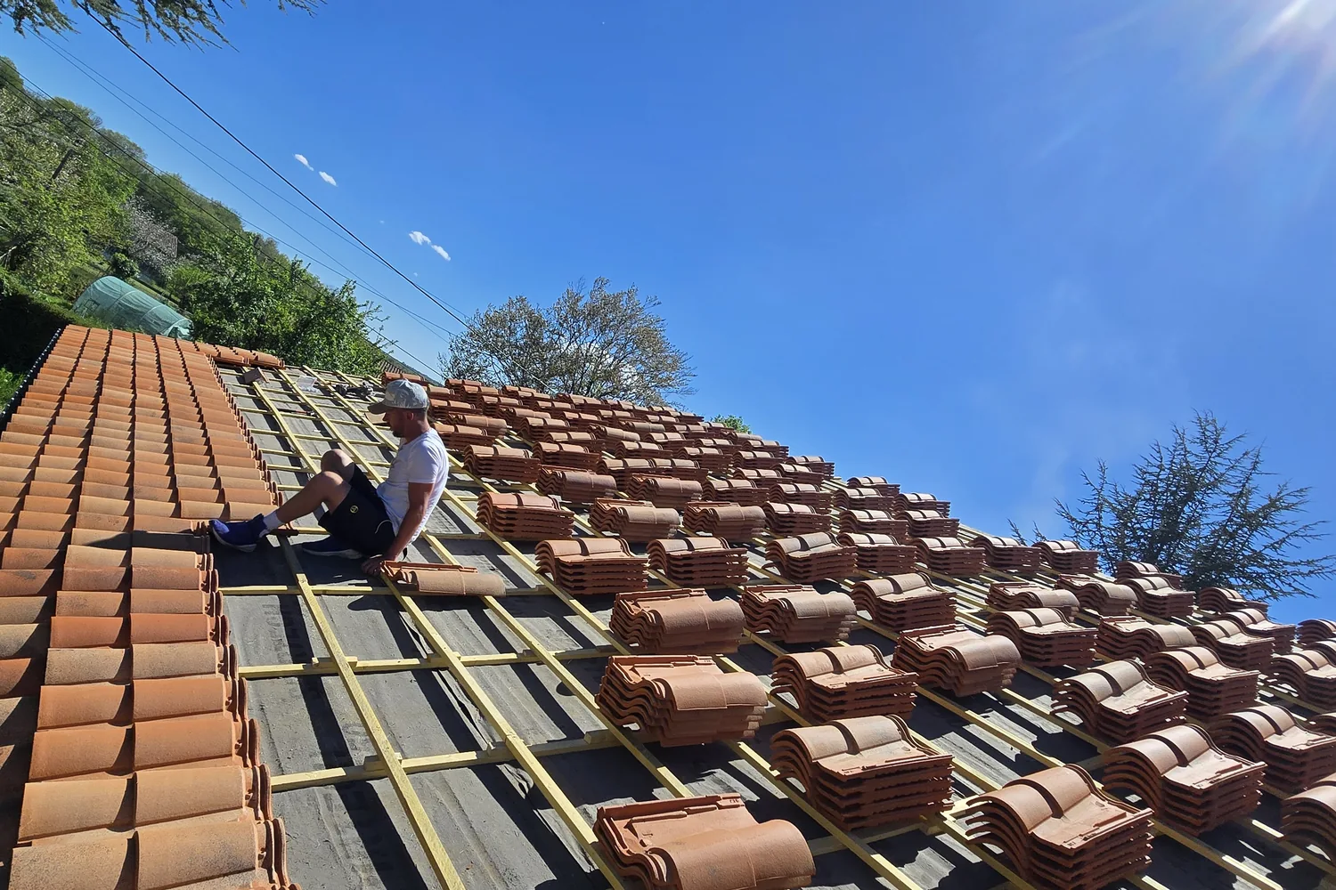 Couvreur pendant une rénovation de tuiles
