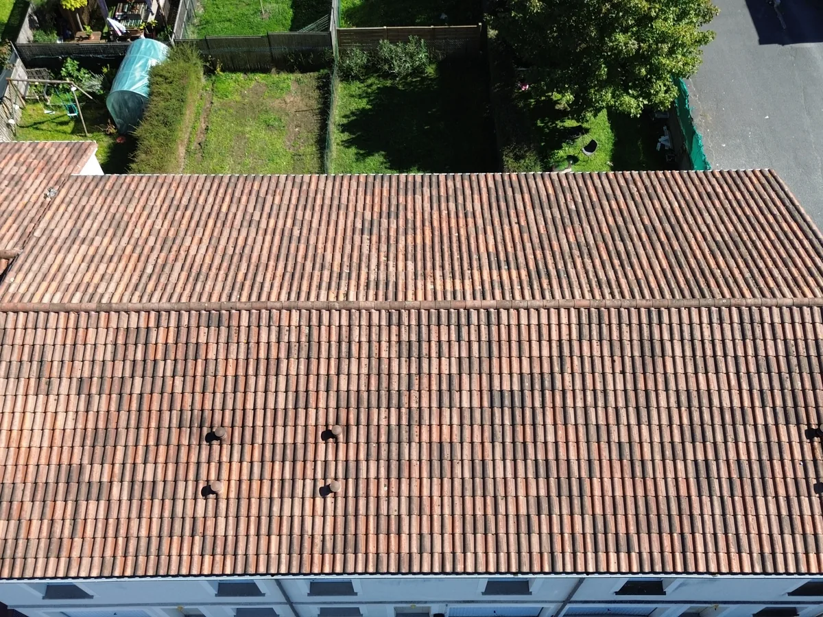 Vue d’ensemble de la même toiture après nettoyage
