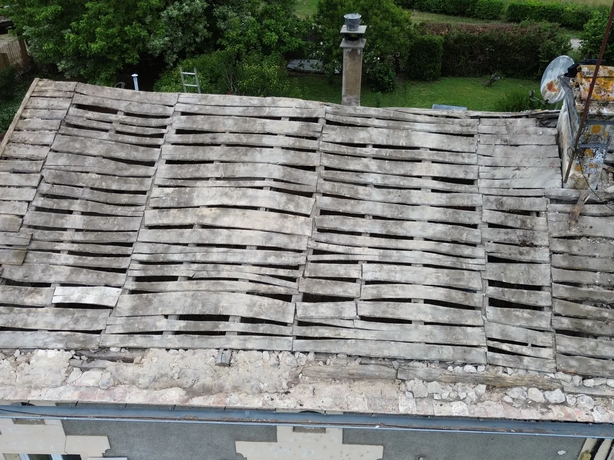 Toiture mise à nu pendant la rénovation