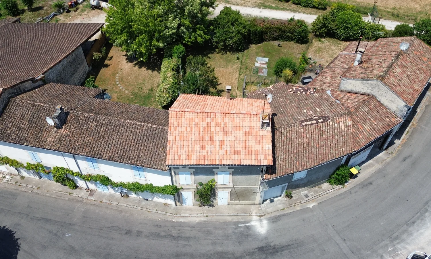 Toitures en tuiles vues par drone